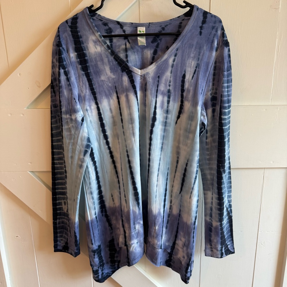 GreenTea Women’s Tie-Dye Long Sleeve V-Neck Top Shark Bite Hem Medium